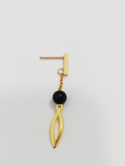 Boucles d’oreilles pendantes perle noire & breloque navette