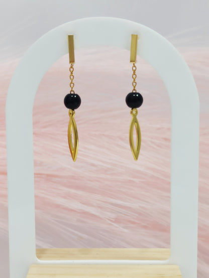 Boucles d’oreilles pendantes perle noire & breloque navette