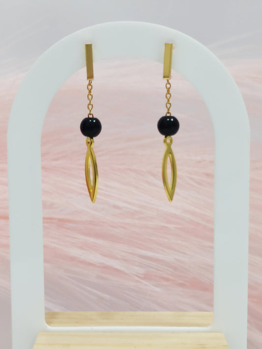 Boucles d’oreilles pendantes perle noire & breloque navette