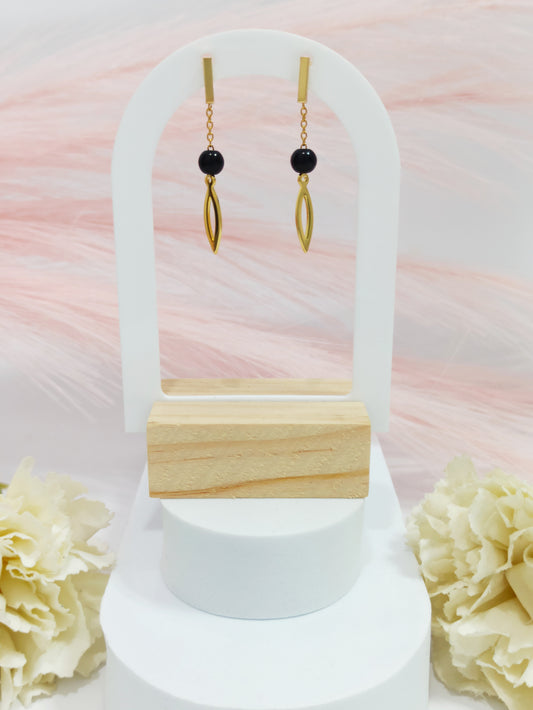 Boucles d’oreilles pendantes perle noire & breloque navette
