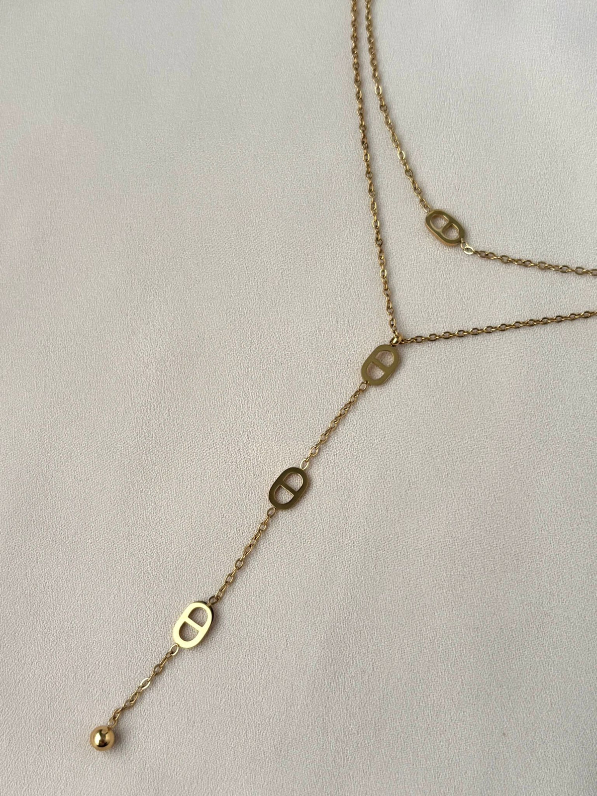 Collier Y maille marine femme en acier inoxydable doré gros plan