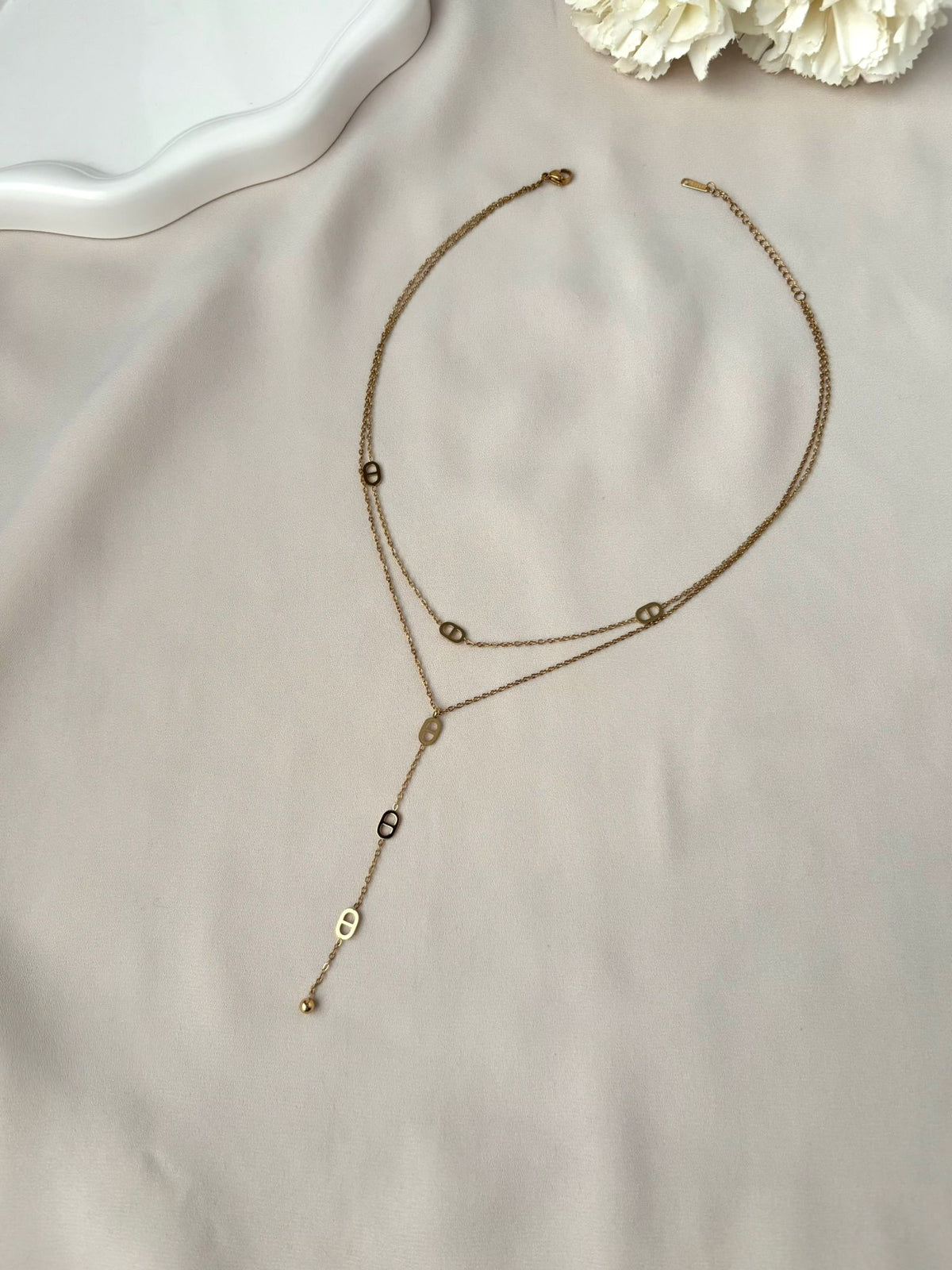 Détail collier Y motif maille marine doré