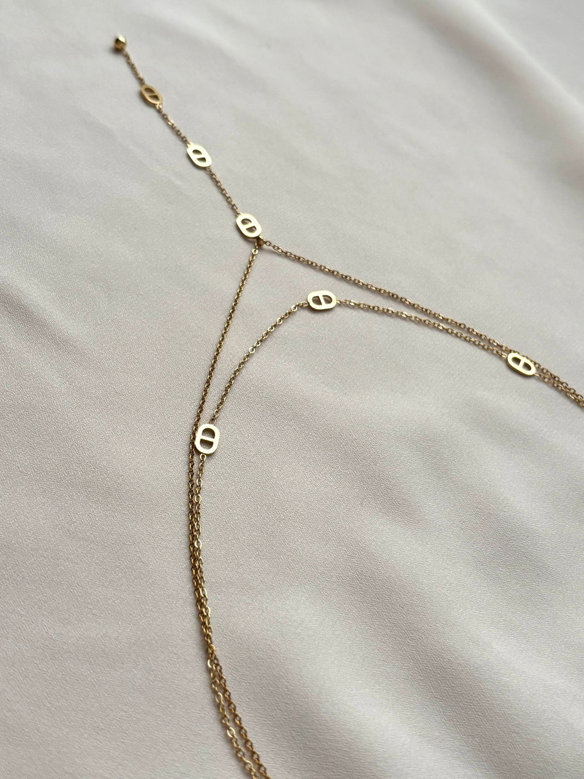 Détail collier Y motif maille marine doré