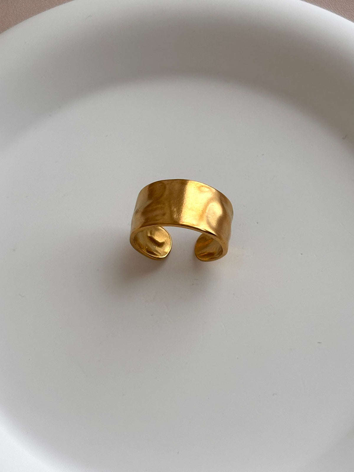 Bague Large Texturée Dorée en Acier Inoxydable