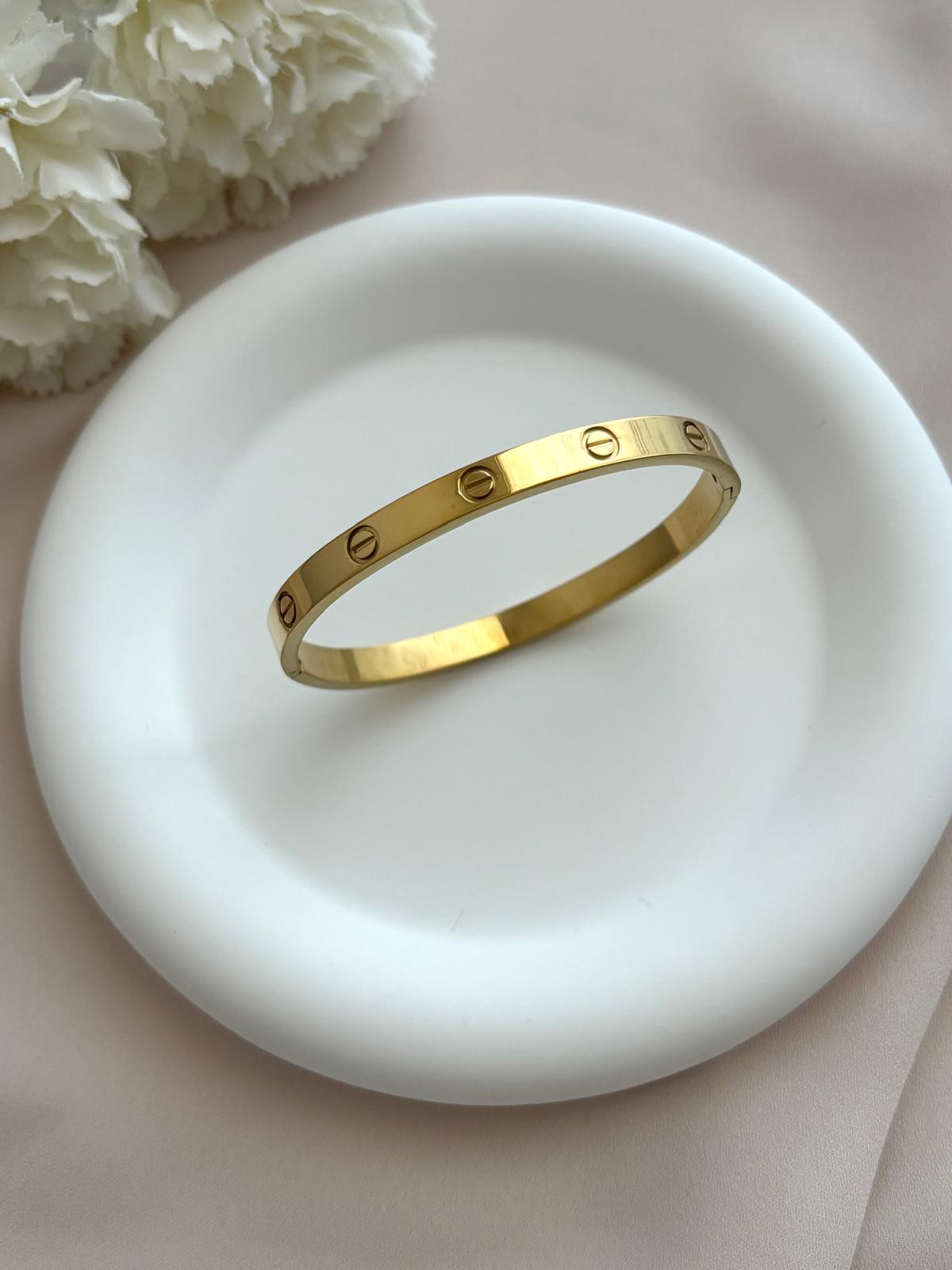 photo d'un bracelet jonc doré en acier inoxydable