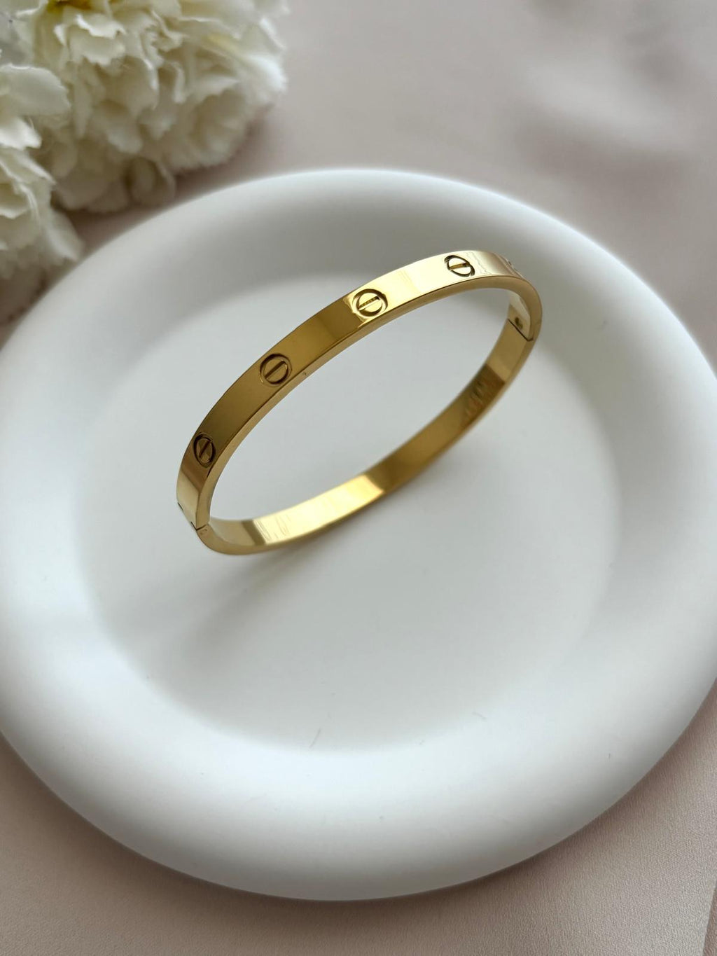 photo d'un bracelet jonc doré en acier inoxydable