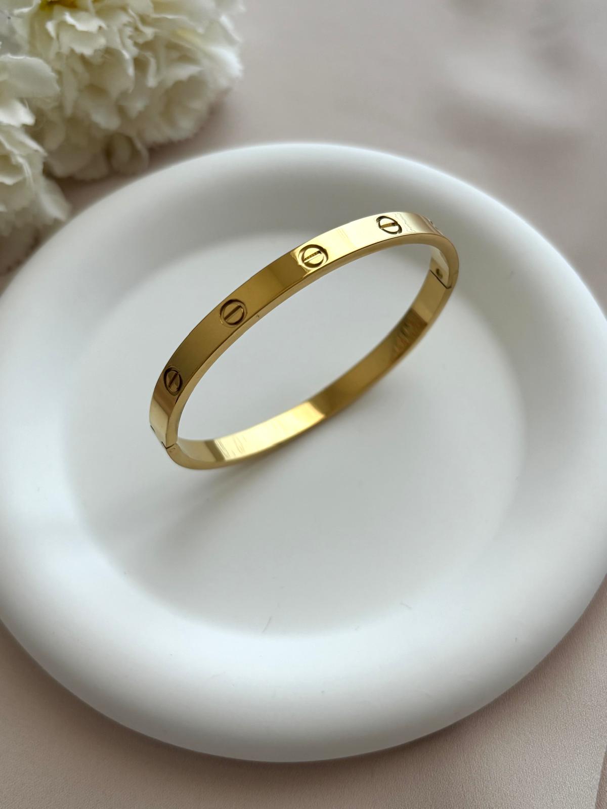 photo d'un bracelet jonc doré en acier inoxydable
