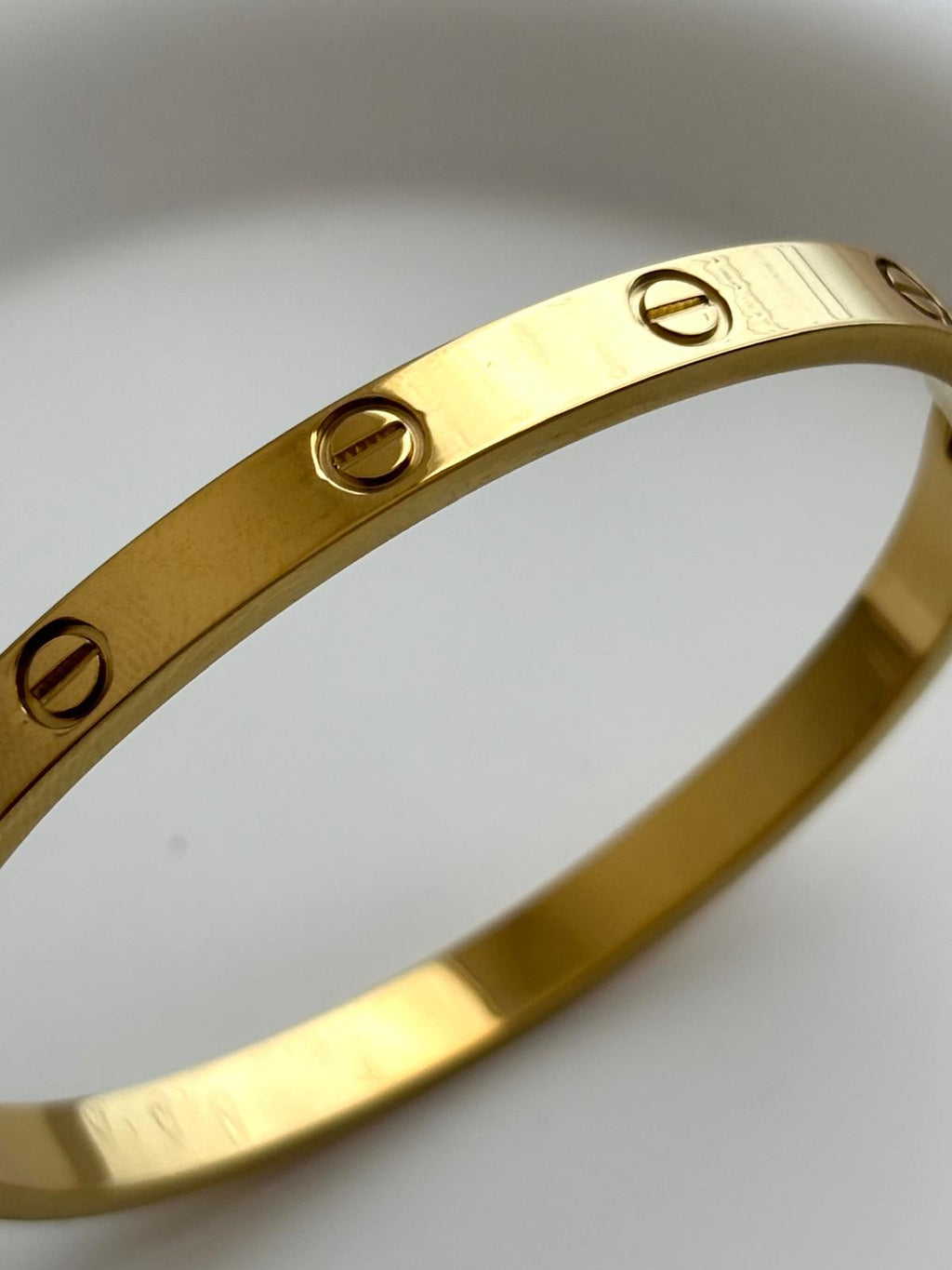 photo d'un bracelet jonc doré en acier inoxydable