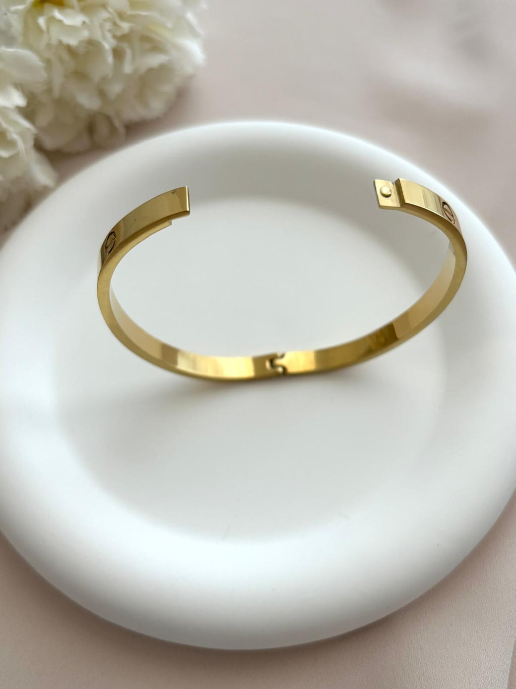 photo d'un bracelet jonc doré en acier inoxydable
