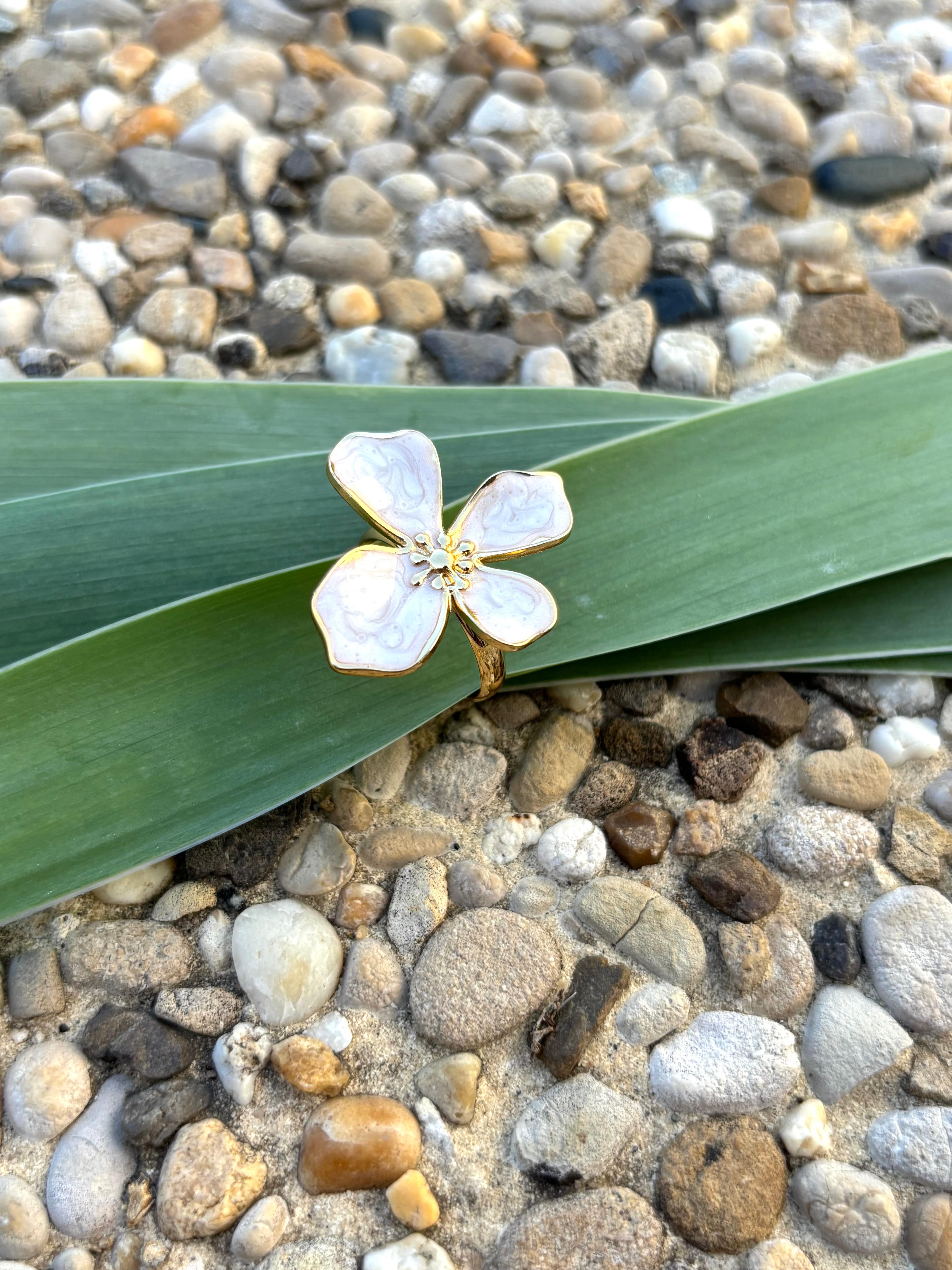 Bague fleur émail blanche