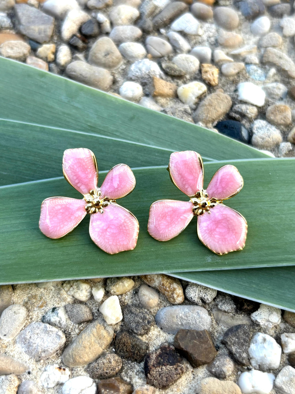 Boucles d’oreilles fleur émaillé rose