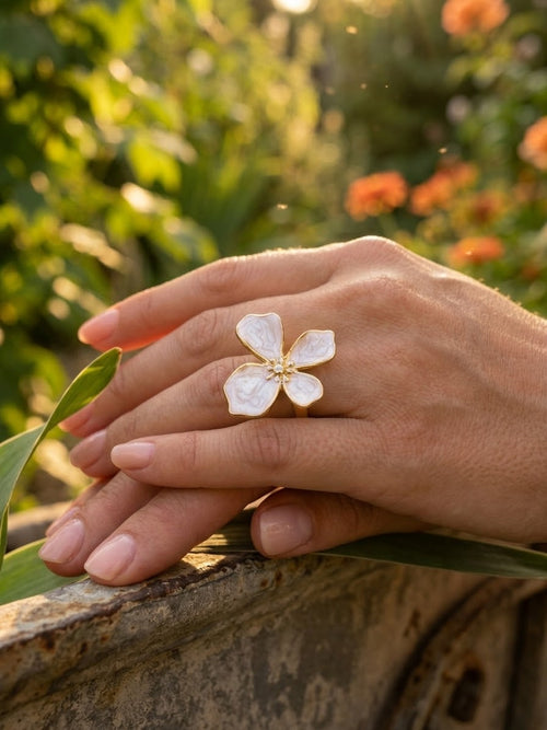 Bague fleur émail blanche