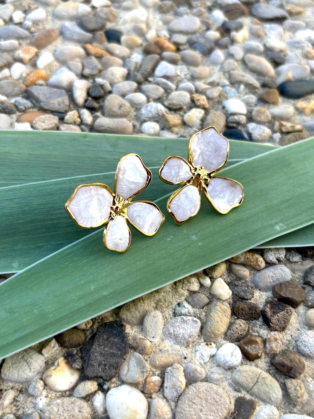 Boucles d’oreilles fleur émaillé blanche