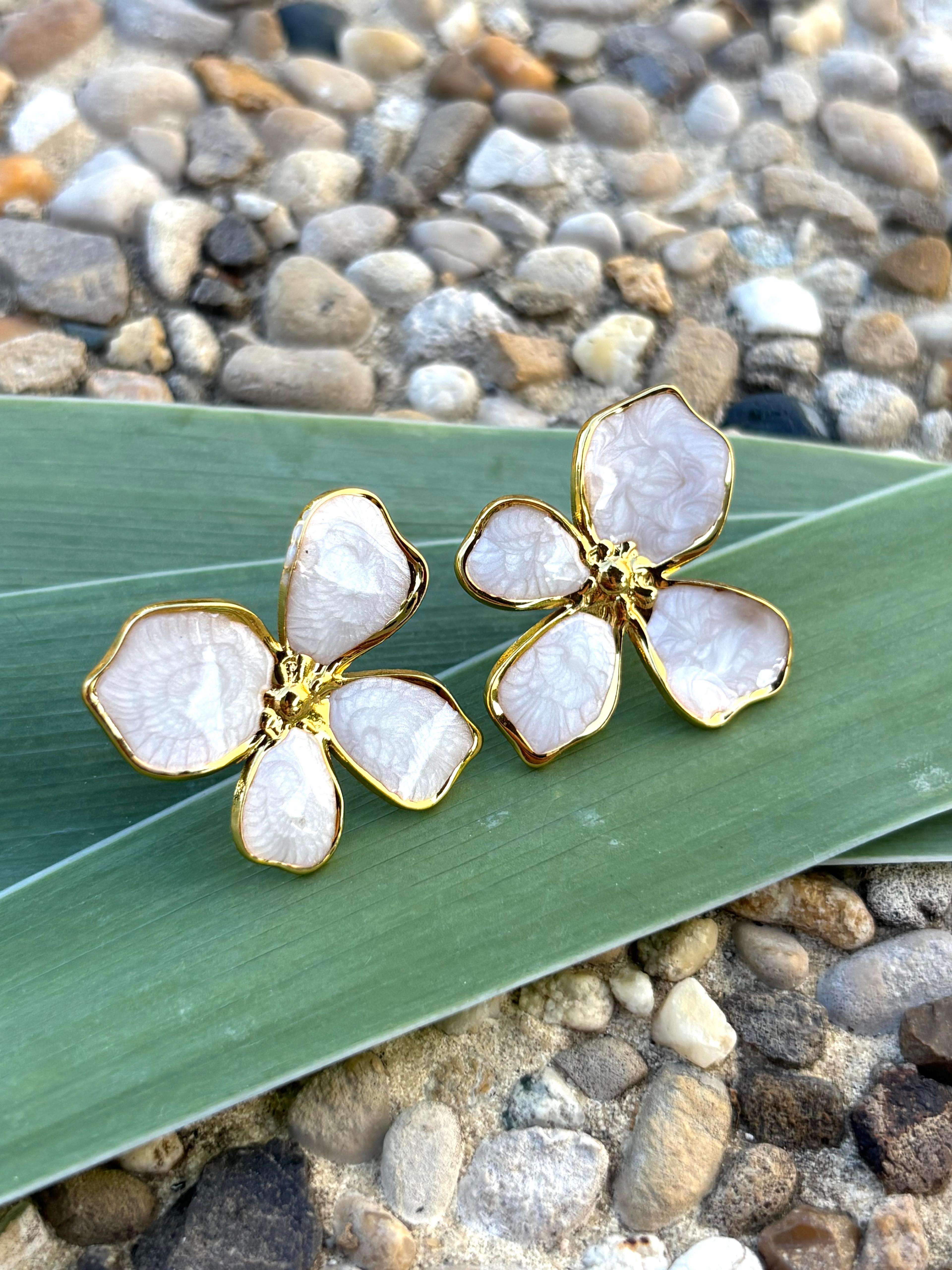 Boucles d’oreilles fleur émaillé blanche