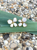 Boucles d’oreilles fleur émaillé blanche