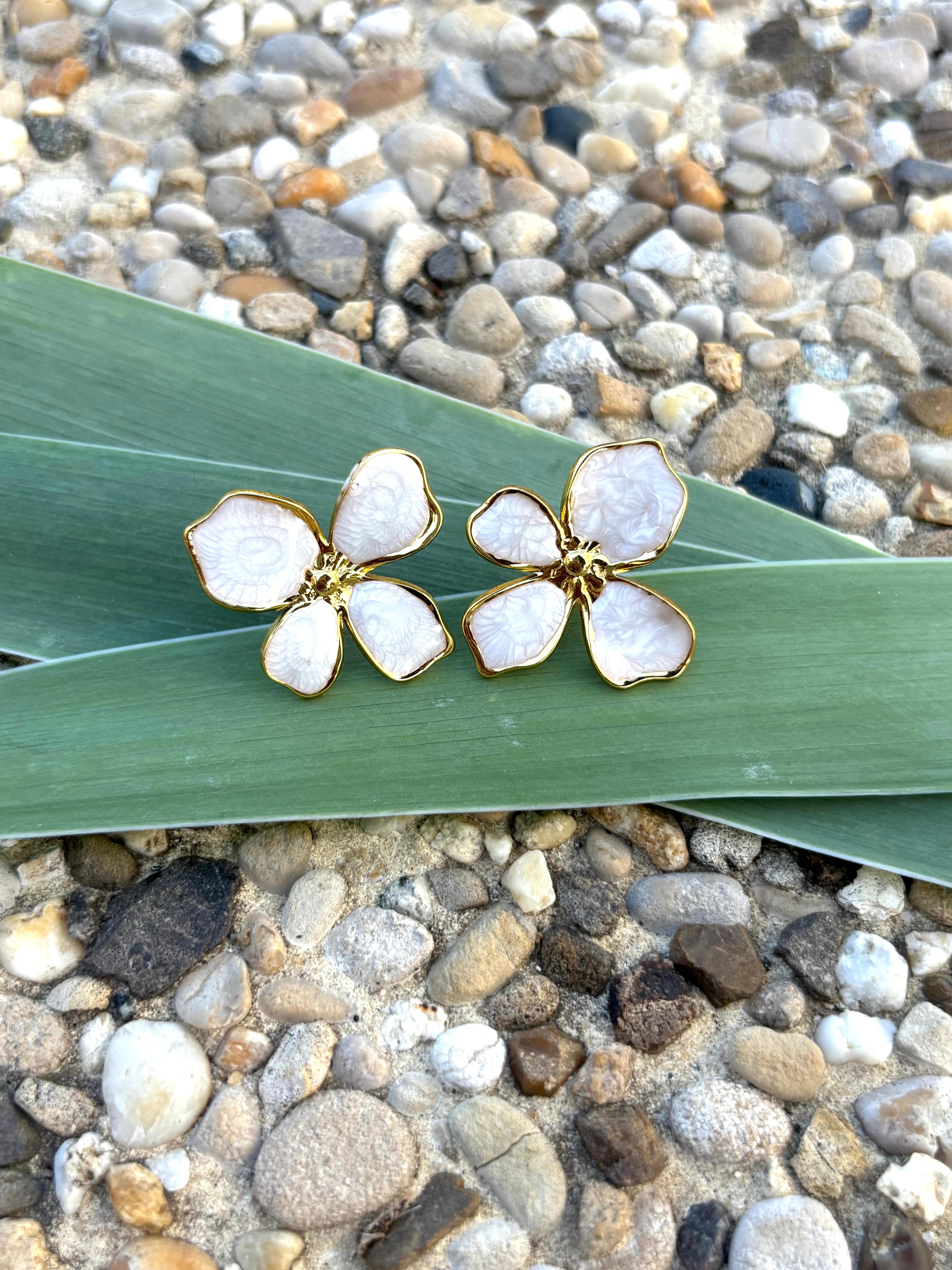 Boucles d’oreilles fleur émaillé blanche
