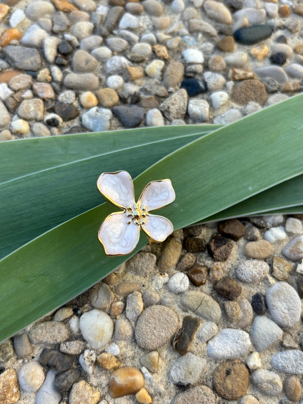 Bague fleur émail blanche
